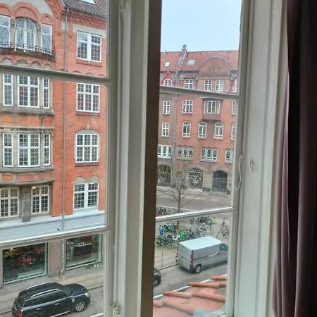 100 Kvadratmeter. Yderst Attraktivt Beliggenhed Lejlighed